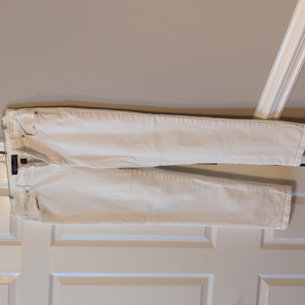White Gloria Vanderbilt size 12 Jeans